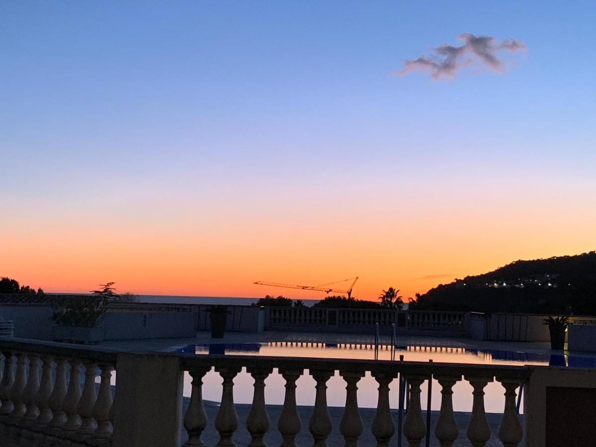 Appartement Agreable En Bord De Mer วีลล์ฟรองซ์-ซูร์-แมร์ ภายนอก รูปภาพ
